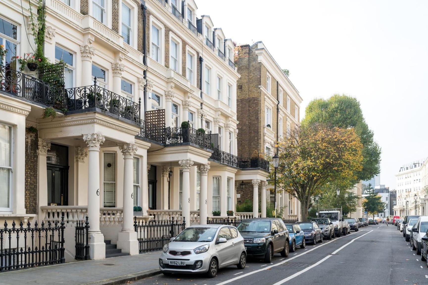 Pleasant Earl's Court Near Hyde Park By Underthedoormat Londra